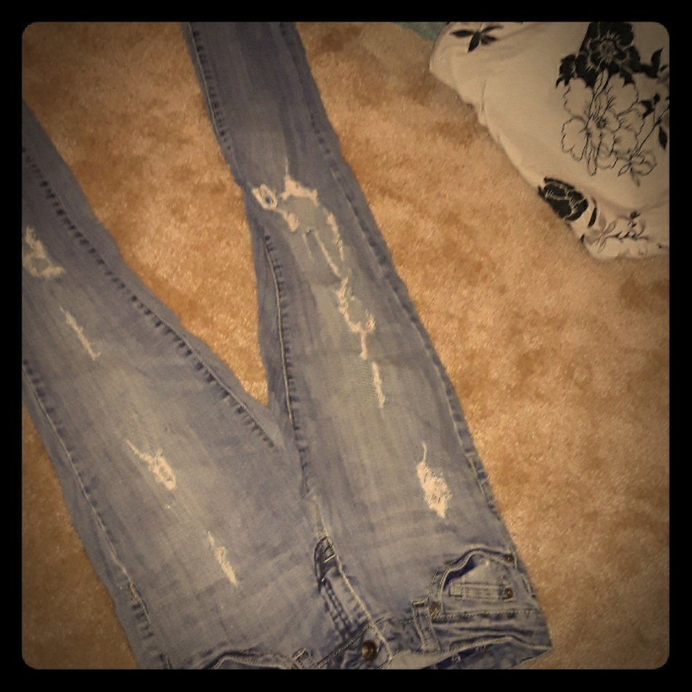 Open leg torn day skinnies